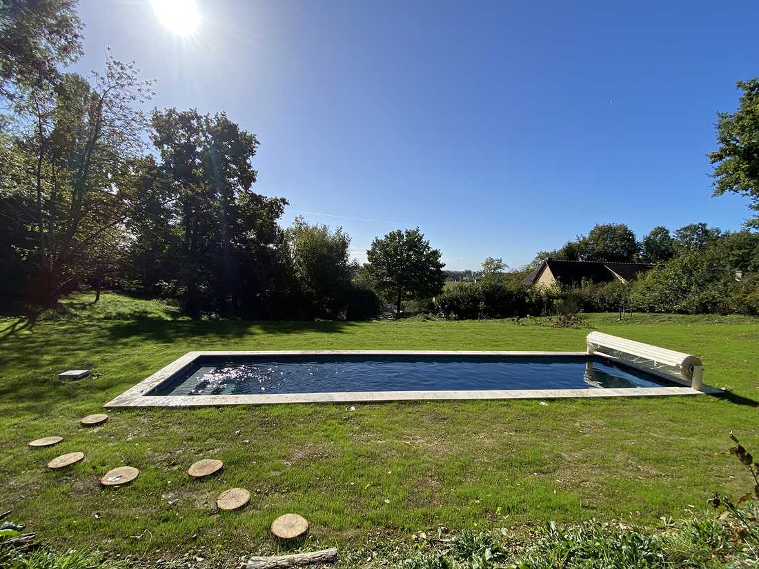 Piscine dans le jardin d'une maison dans le Perche aménagée par un paysagiste