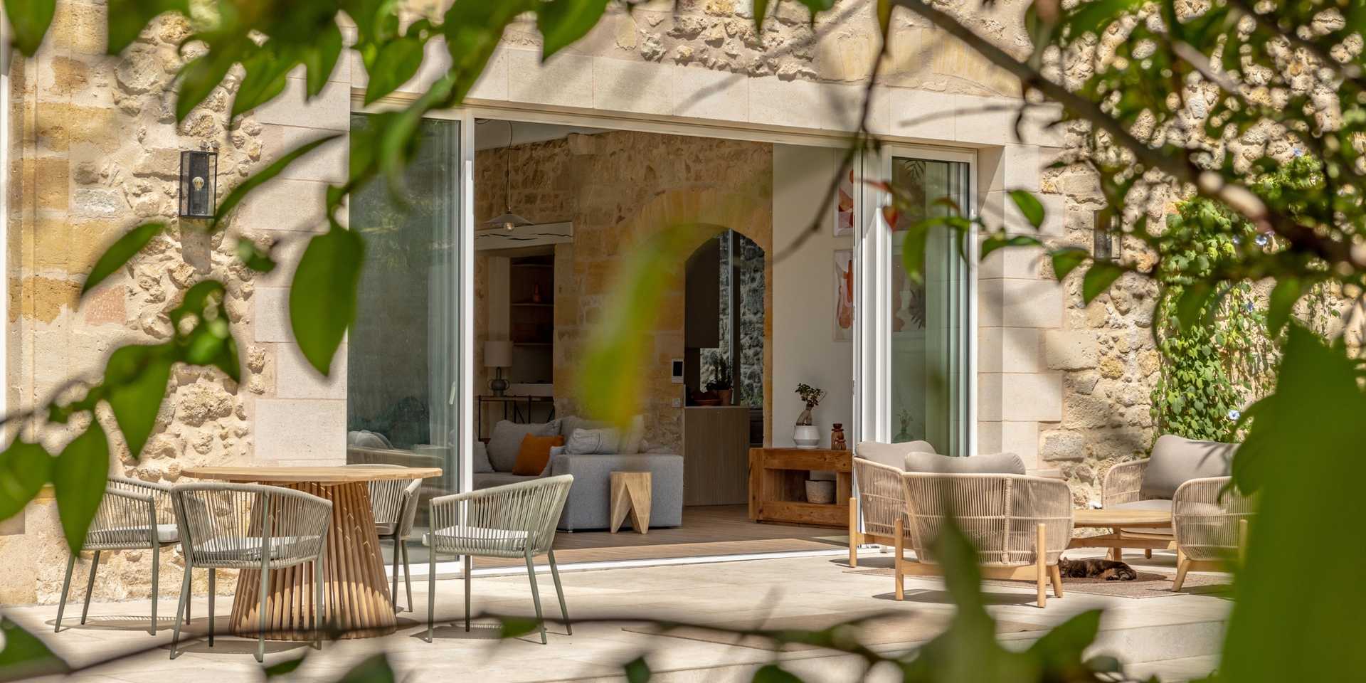Jardin méditerranéen d'une maison en pierre aménagé par un jardinier-paysagiste
