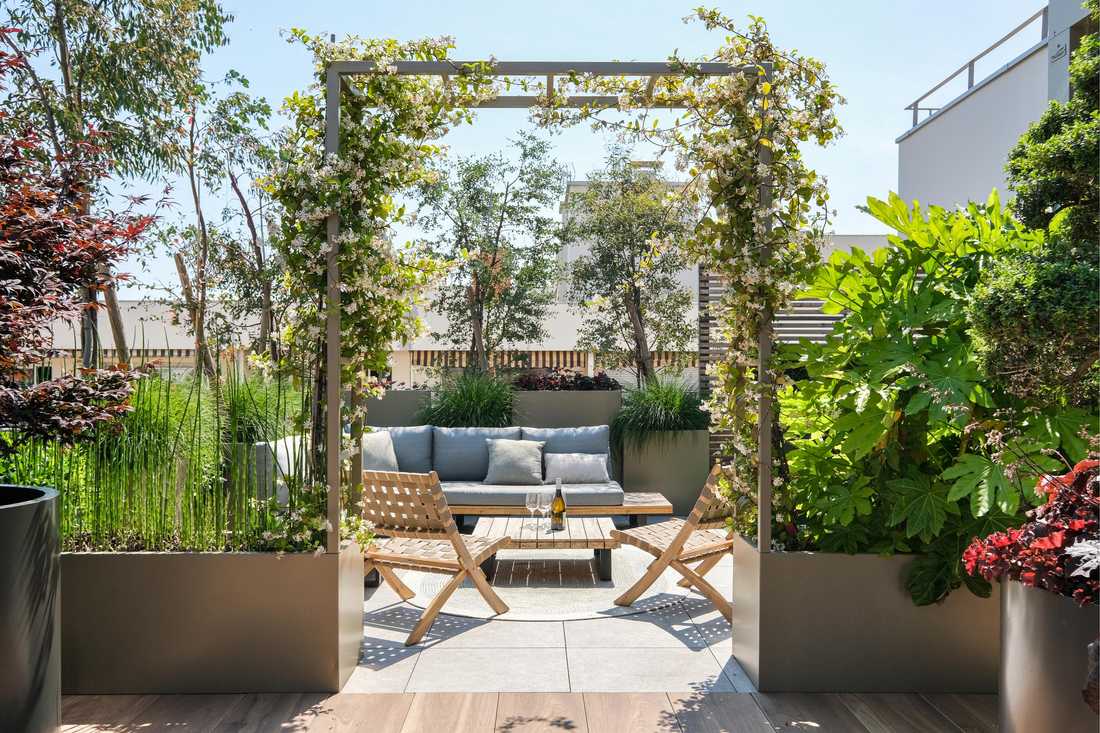 Pergola avec salon extérieur dans un appartement VEFA