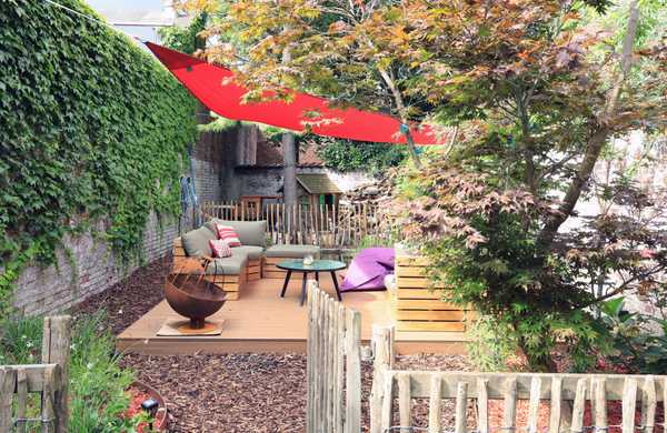 Toile d'ombrage et terrasse dans un jardin rénové