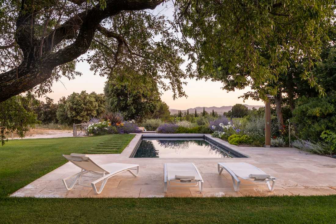 Jardin chic et authentique en Provence - la piscine avec transats