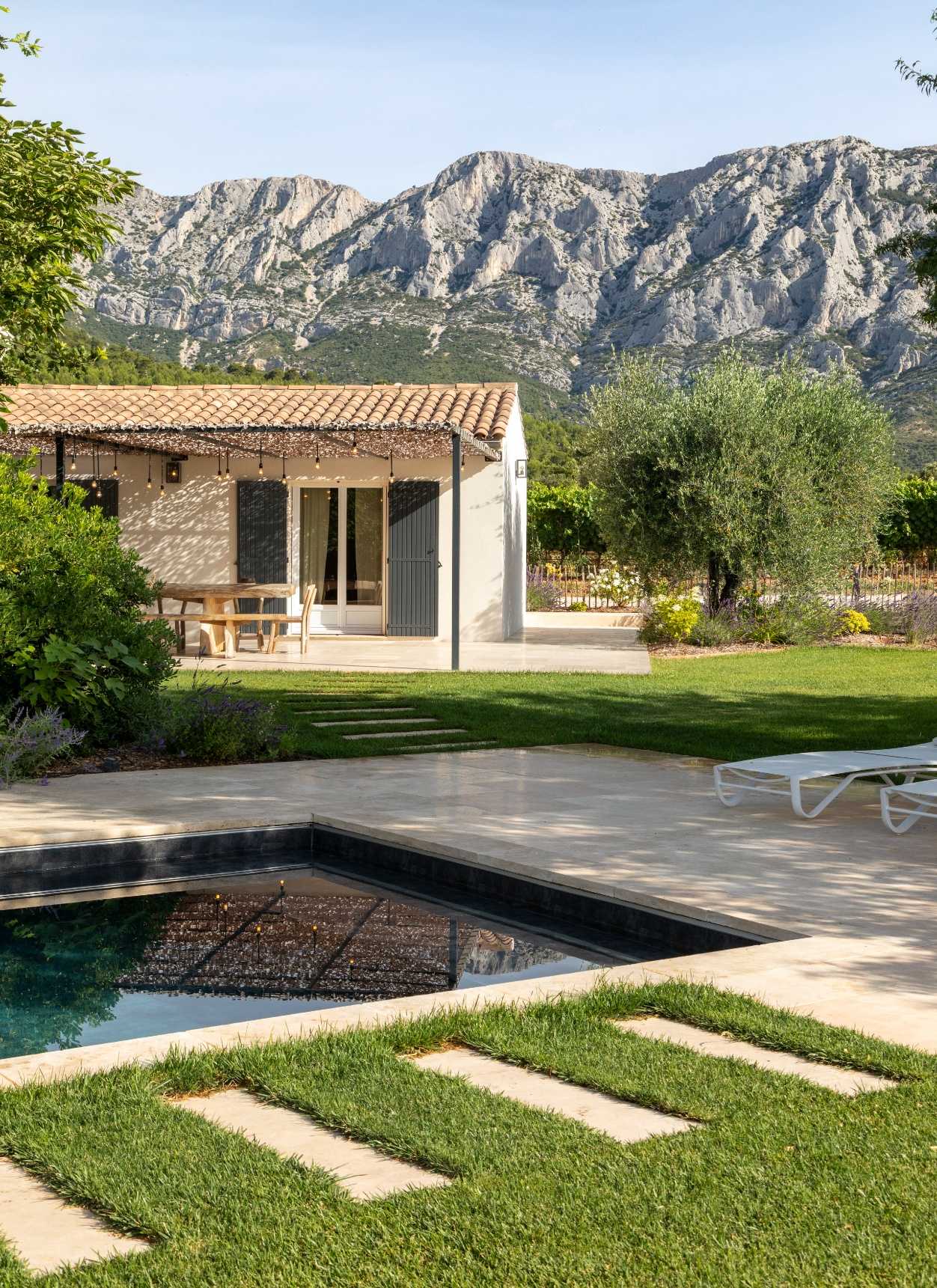 Un architecte-paysagiste aménage un jardin méditerranéen avec une piscine sur la Côte d'Azur
