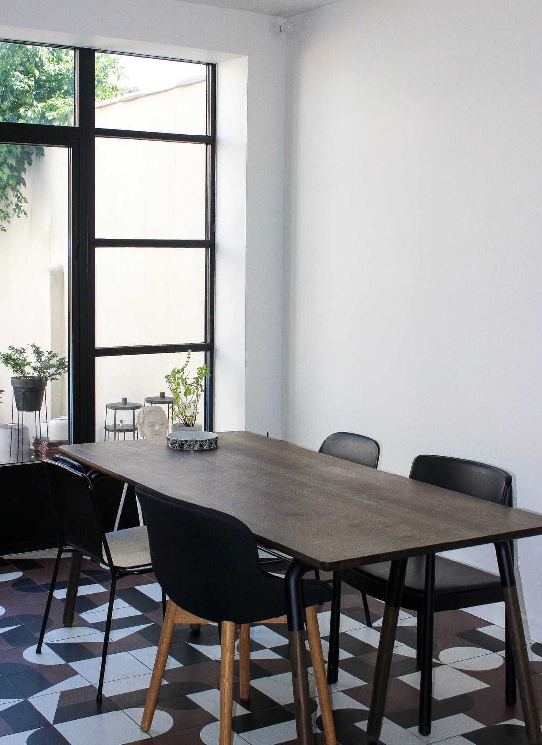 Salle à manger en bois dans une maison rénovée